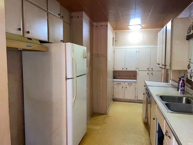 304 E Pickwick Drive, Syracuse, IN 46567