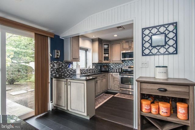 23 BEGONIA LN, Levittown, PA 19054