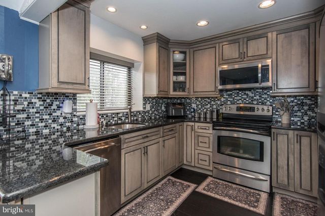 23 BEGONIA LN, Levittown, PA 19054