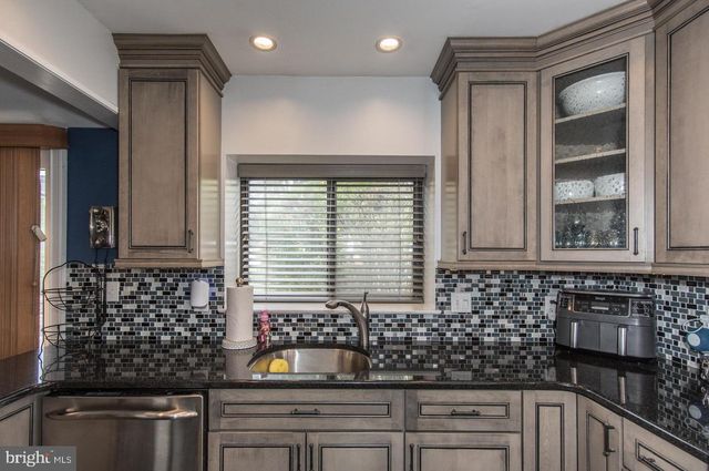 23 BEGONIA LN, Levittown, PA 19054