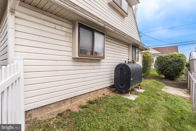 23 BEGONIA LN, Levittown, PA 19054