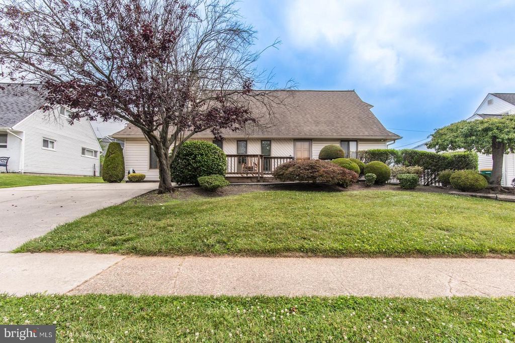 23 BEGONIA LN, Levittown, PA 19054