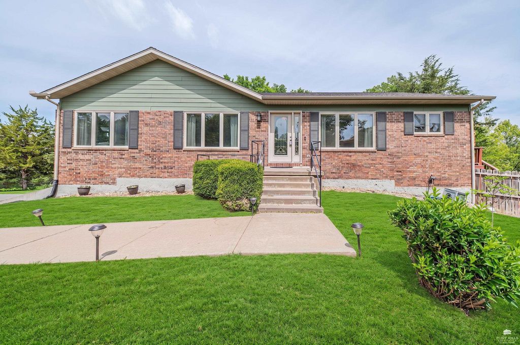 115 Harvard Pl, Manhattan, KS 66502