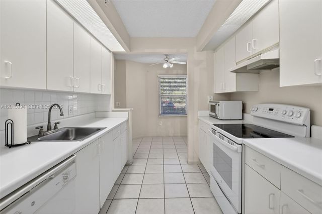 700 SW 137th Ave 110H, Pembroke Pines, FL 33027