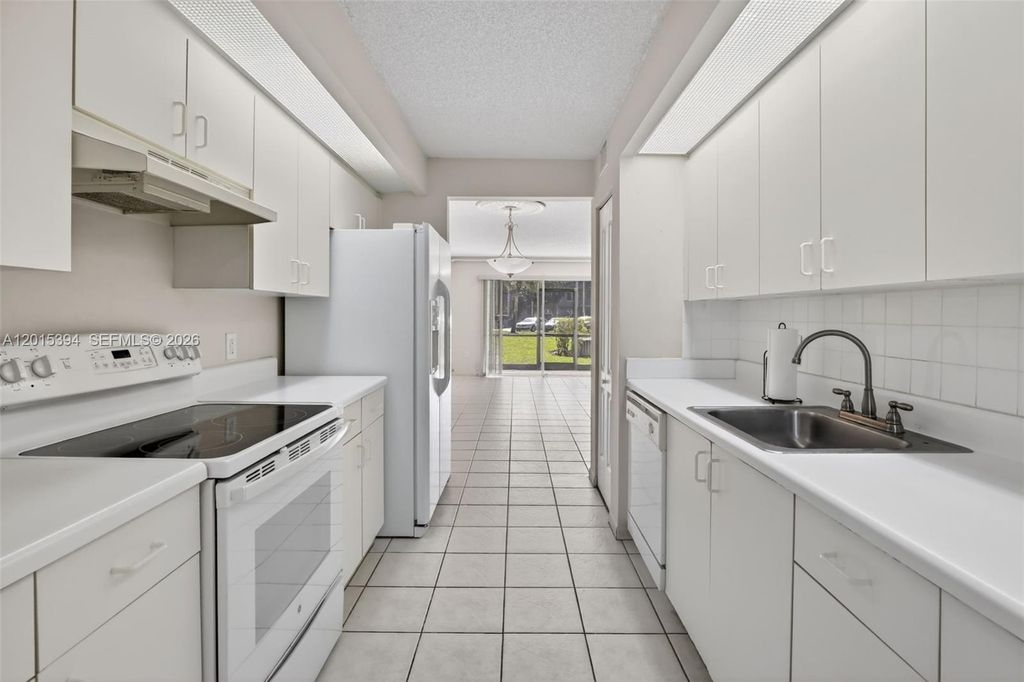 700 SW 137th Ave 110H, Pembroke Pines, FL 33027