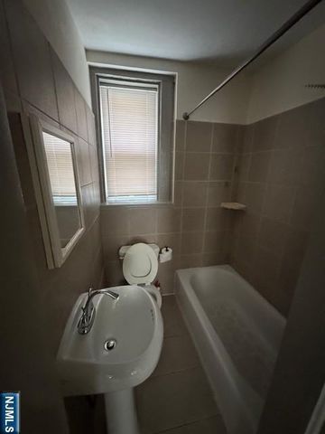 166 Westminster Place 2R, Lodi, NJ 07644