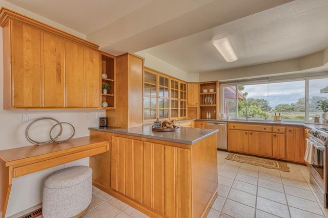 15460 Oak Hills Drive, Salinas, CA 93907