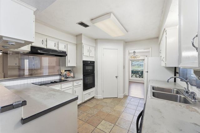 1327 Castle Hill Trail, Kingwood, TX 77339