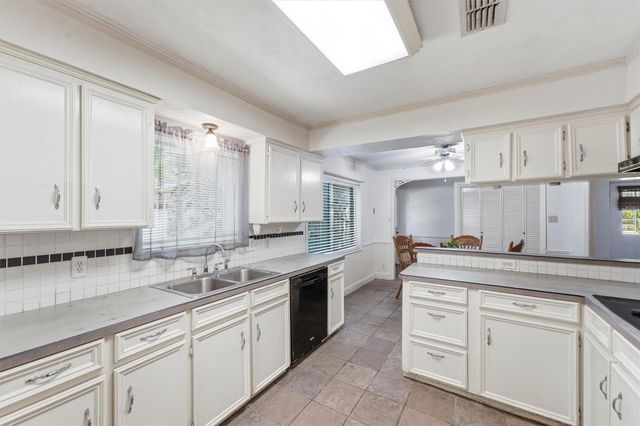 1327 Castle Hill Trail, Kingwood, TX 77339