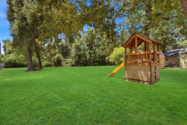 1327 Castle Hill Trail, Kingwood, TX 77339
