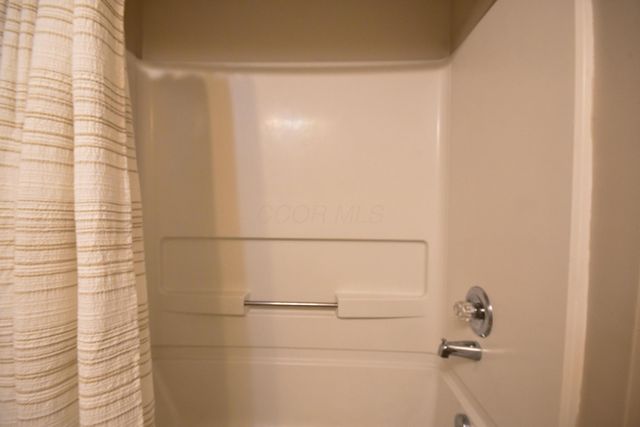 5891 Oak Path Lane, Columbus, OH 43213