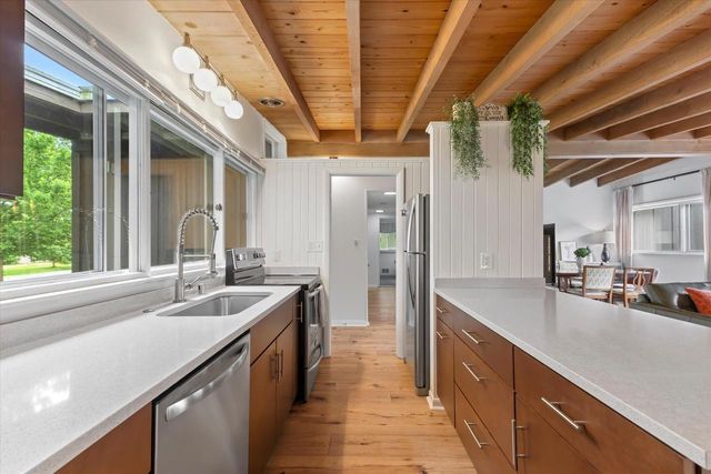 7337 N Seneca ROAD, Fox Point, WI 53217