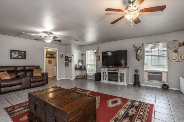 8059 E US Highway 82, Gainesville, TX 76240