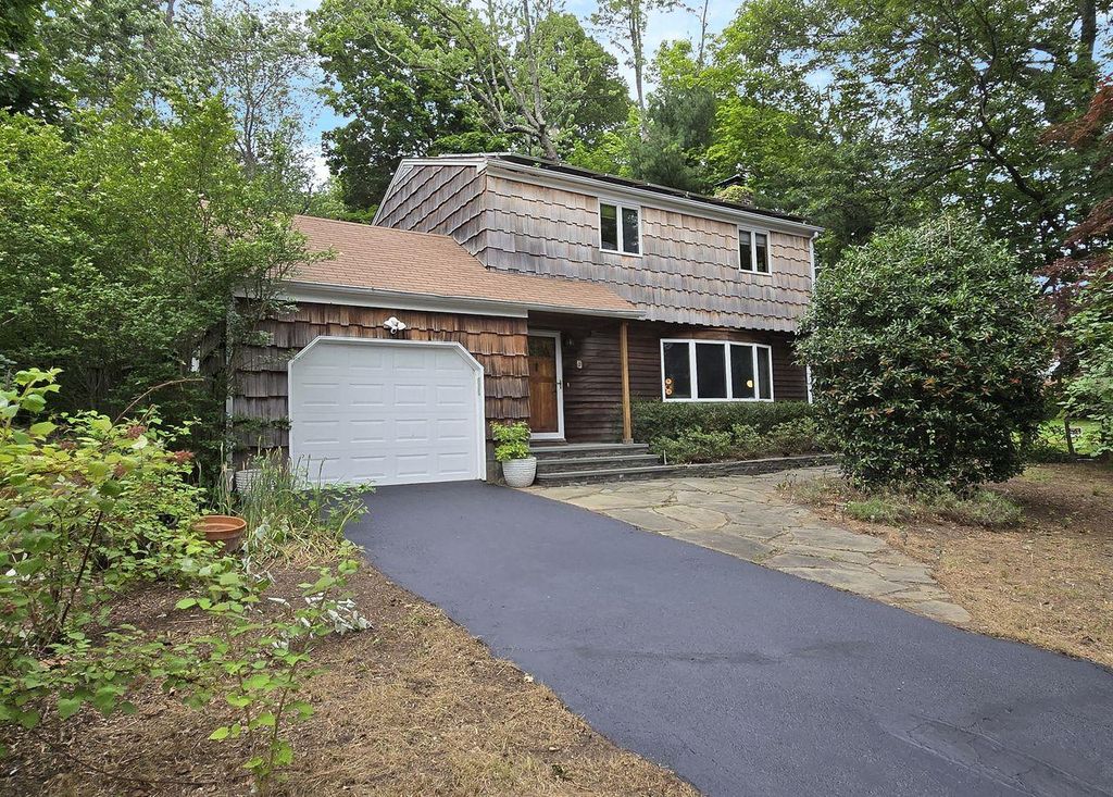 2 Maple Avenue, Stony Brook, NY 11790