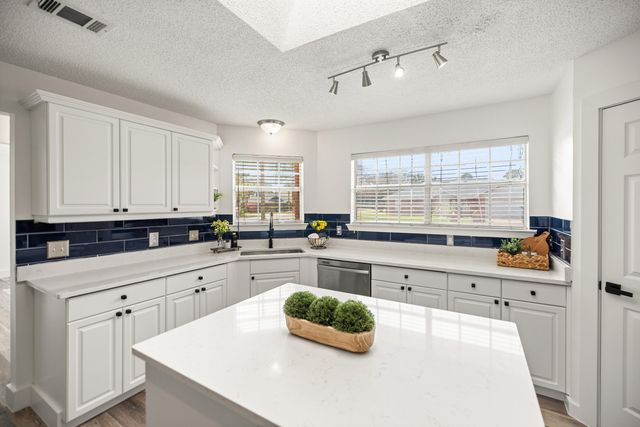 2001 Jessica Way, Navarre, FL 32566