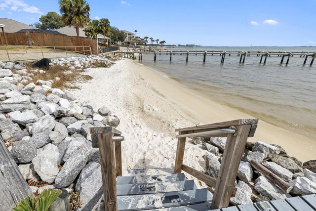 2001 Jessica Way, Navarre, FL 32566