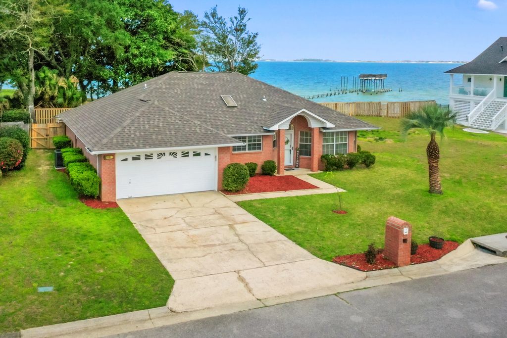 2001 Jessica Way, Navarre, FL 32566