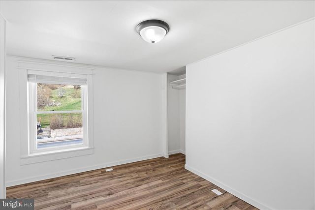 145 E MAIN ST, Hancock, MD 21750