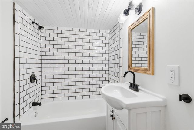 145 E MAIN ST, Hancock, MD 21750