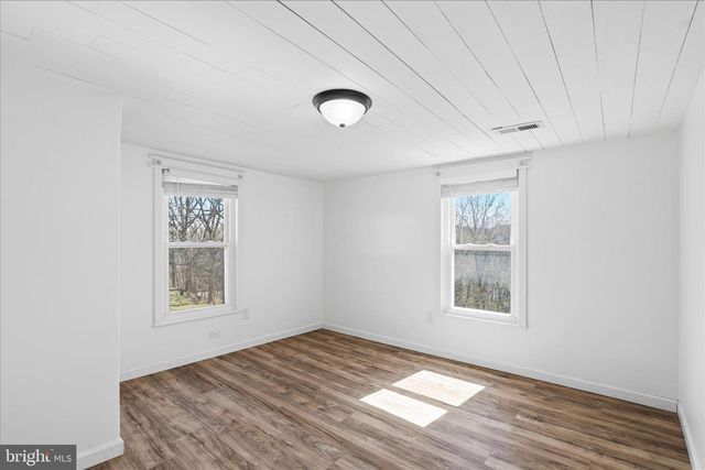 145 E MAIN ST, Hancock, MD 21750