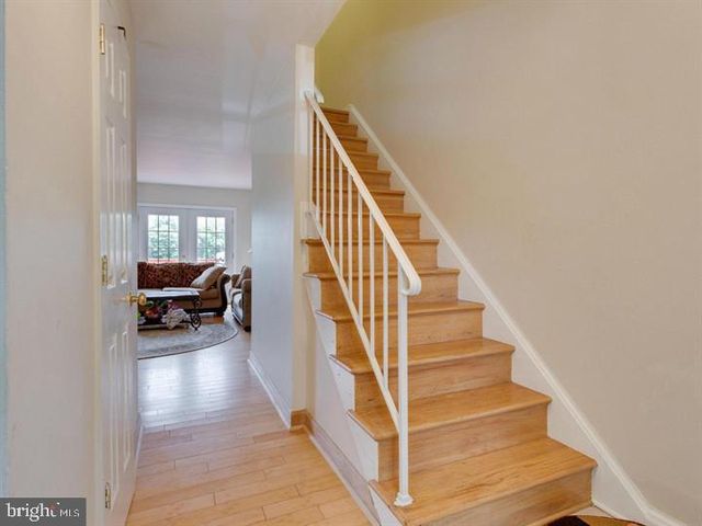 9902 LAKEPOINTE DR, Burke, VA 22015