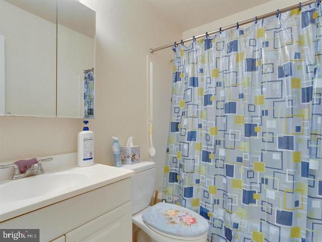 9902 LAKEPOINTE DR, Burke, VA 22015