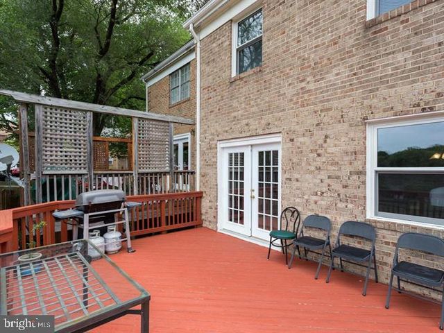 9902 LAKEPOINTE DR, Burke, VA 22015
