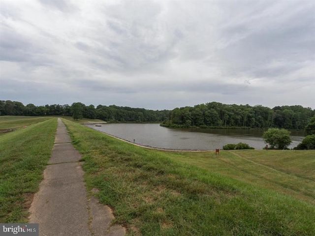 9902 LAKEPOINTE DR, Burke, VA 22015