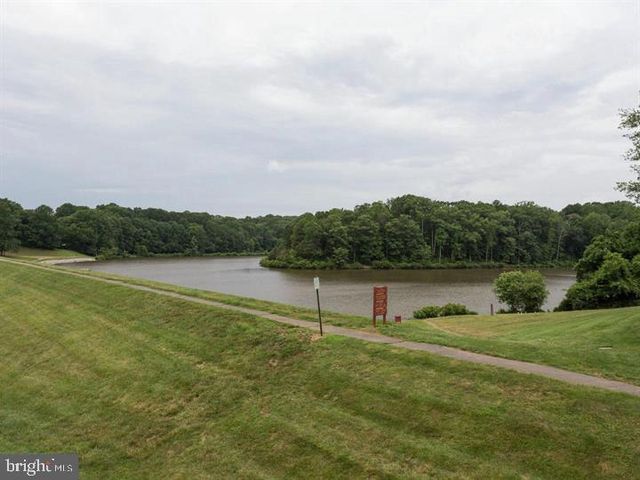 9902 LAKEPOINTE DR, Burke, VA 22015