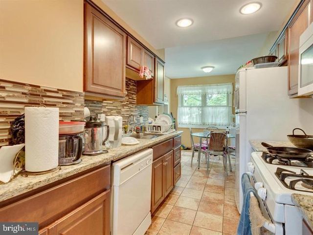 9902 LAKEPOINTE DR, Burke, VA 22015
