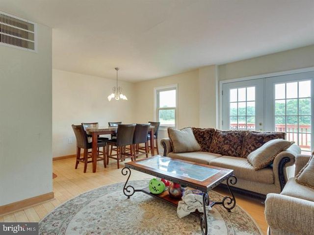 9902 LAKEPOINTE DR, Burke, VA 22015