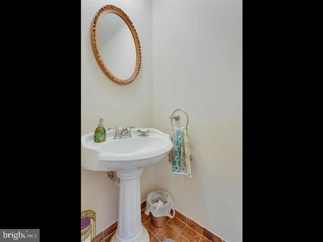 9902 LAKEPOINTE DR, Burke, VA 22015
