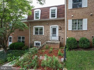 9902 LAKEPOINTE DR, Burke, VA 22015