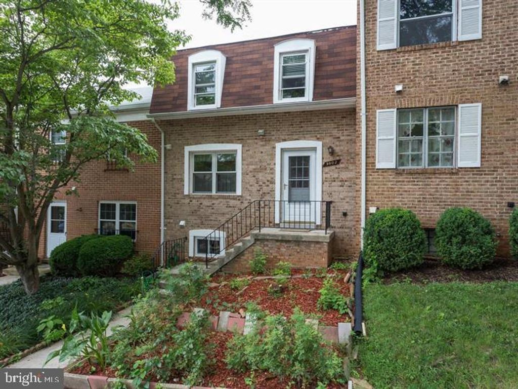 9902 LAKEPOINTE DR, Burke, VA 22015