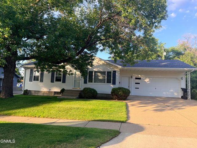 2013 Assumption Drive, Bismarck, ND 58501 property photo