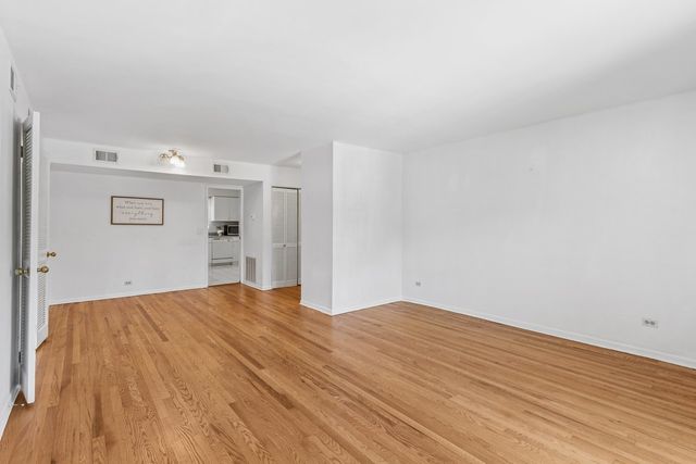 140 Green Bay Road 2W, Glencoe, IL 60022