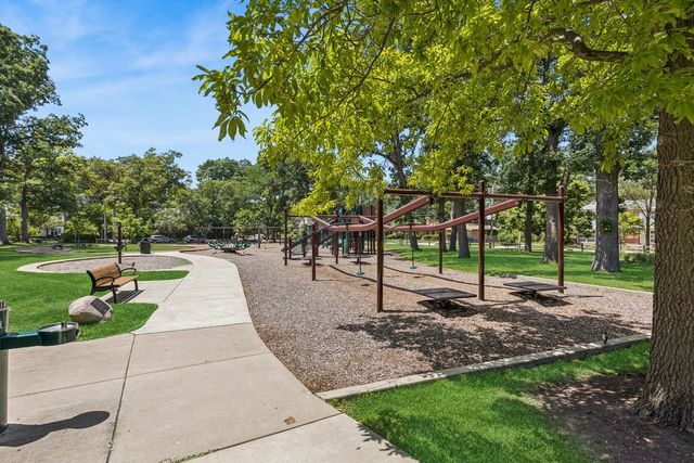 140 Green Bay Road 2W, Glencoe, IL 60022