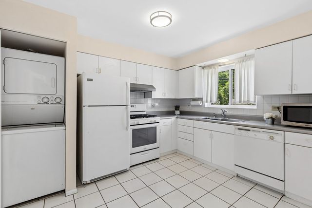 140 Green Bay Road 2W, Glencoe, IL 60022