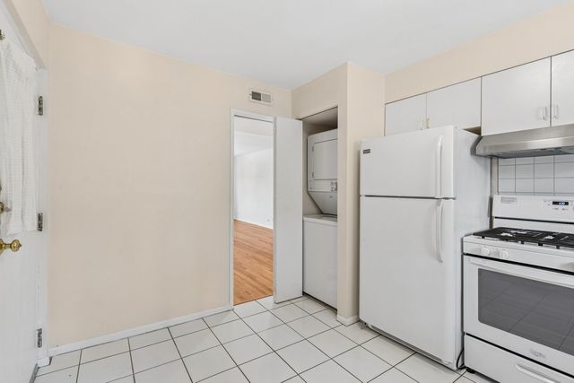 140 Green Bay Road 2W, Glencoe, IL 60022