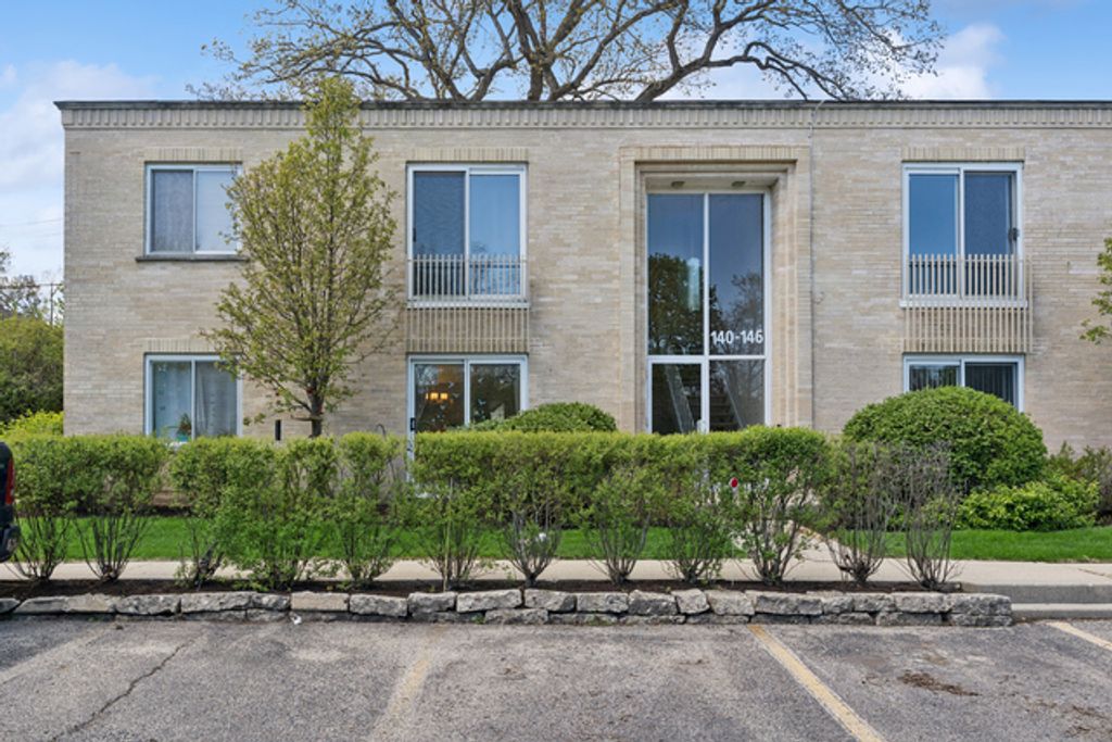 140 Green Bay Road 2W, Glencoe, IL 60022