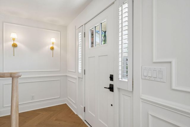 2 Gadsden Street B, Charleston, SC 29401