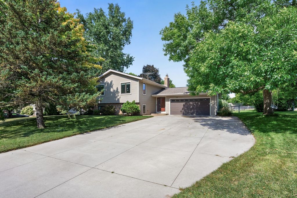 1945 Beaver Dam Court, Eagan, MN 55122 — exterior