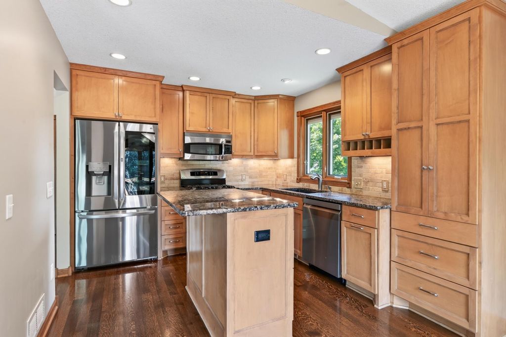 1945 Beaver Dam Court, Eagan, MN 55122 — photo 2