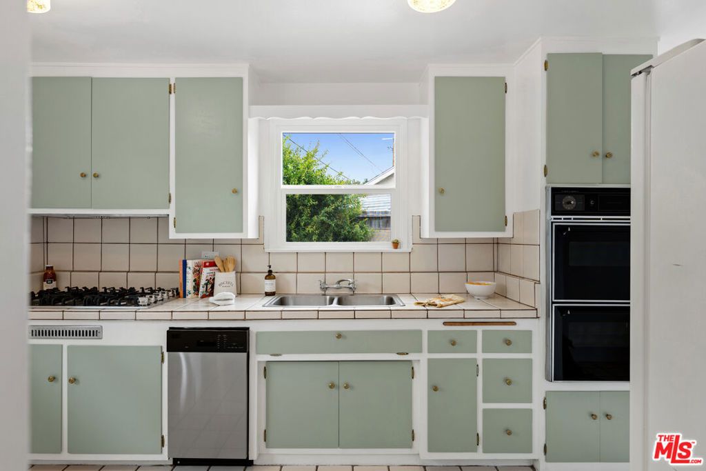 Image 10 of property listing at 22736 Cantlay Street, West Hills, CA 91307