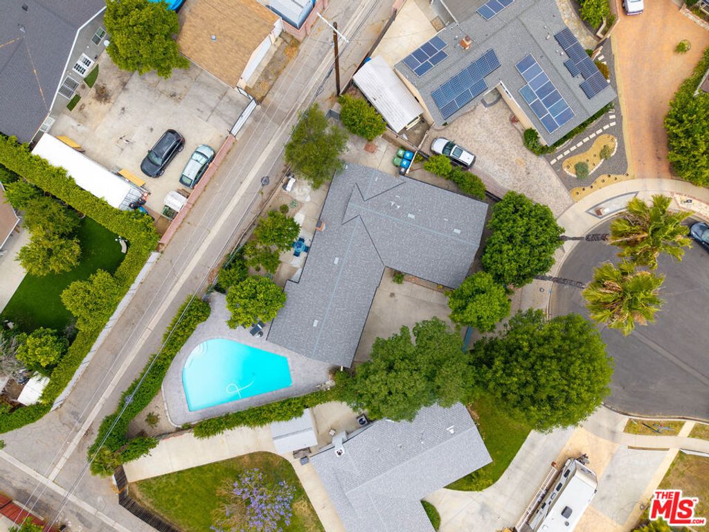 Image 28 of property listing at 22736 Cantlay Street, West Hills, CA 91307