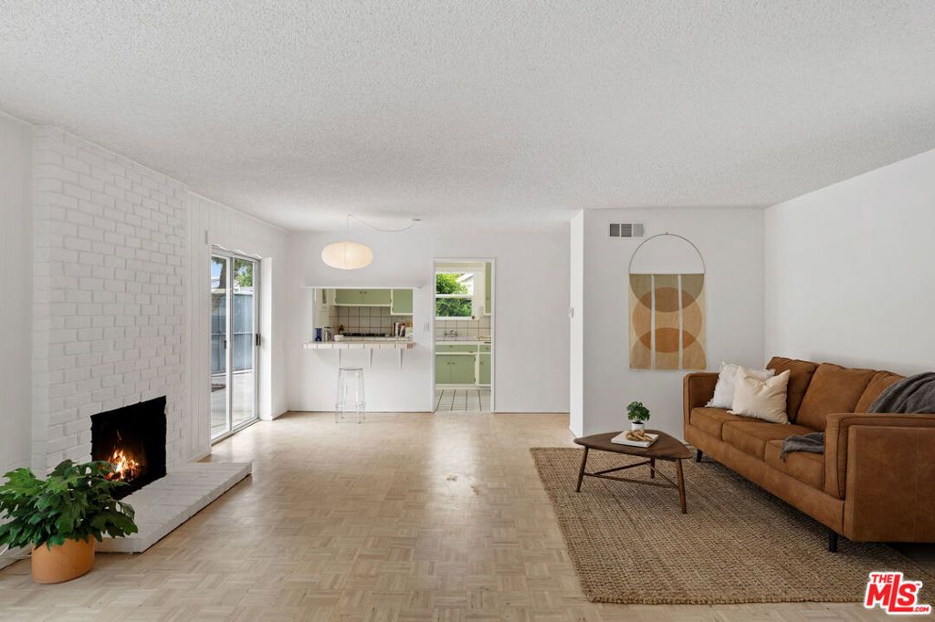 Image 5 of property listing at 22736 Cantlay Street, West Hills, CA 91307