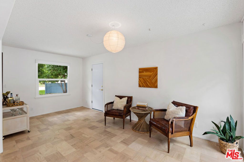 Image 6 of property listing at 22736 Cantlay Street, West Hills, CA 91307