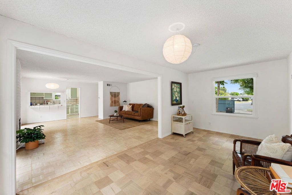Image 7 of property listing at 22736 Cantlay Street, West Hills, CA 91307