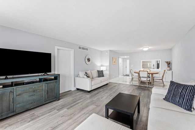 910 Dogwood Drive 444, Delray Beach, FL 33483