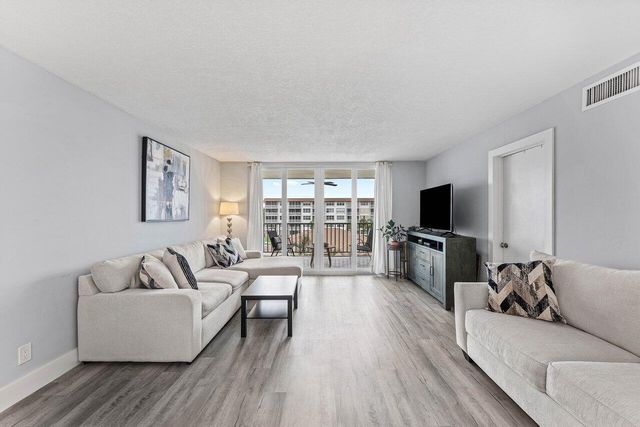 910 Dogwood Drive 444, Delray Beach, FL 33483